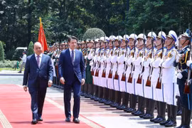 Thủ tướng Nguyễn Xuân Phúc và Thủ tướng Cộng hòa Italy Giuseppe Conte duyệt Đội Danh dự Quân đội nhân dân Việt Nam. (Ảnh: Thống Nhất/TTXVN)