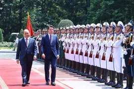 Thủ tướng Nguyễn Xuân Phúc và Thủ tướng Cộng hòa Italy Giuseppe Conte duyệt Đội Danh dự Quân đội nhân dân Việt Nam. (Ảnh: Thống Nhất/TTXVN)