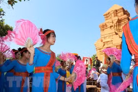 Các thiếu nữ Chăm trình diễn nghệ thuật múa trên Tháp chính Pô Sah Inư. (Ảnh: Nguyễn Thanh/TTXVN)