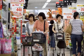 Người dân mua sắm tại siêu thị ở Tokyo. (Nguồn: Bloomberg)