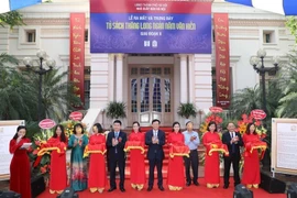 Đại biểu cắt băng khai mạc trưng bày Tủ sách Thăng Long ngàn năm văn hiến. (Ảnh: Thanh Tùng/TTXVN)