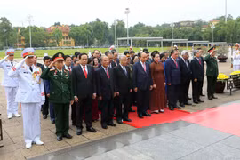 Lãnh đạo Đảng và Nhà nước vào Lăng viếng Chủ tịch Hồ Chí Minh. (Ảnh: Doãn Tấn/TTXVN)