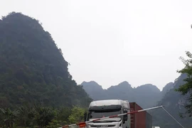 Các lực lượng chức năng phun khử trùng phương tiện qua lại tại Trạm kiểm dịch tạm thời trên Quốc lộ 4A thuộc địa phận xã Đức Xuân, huyện Thạch An, tỉnh Cao Bằng. (Ảnh: Chu Hiệu/TTXVN)