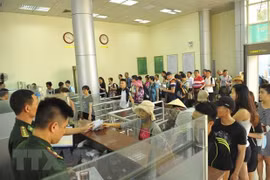 Làm thủ tục thông quan tại Cửa khẩu Móng Cái. (Ảnh: Minh Đức/TTXVN)