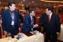Phó Thủ tướng, Bộ trưởng Bộ Ngoại giao Phạm Bình Minh với các đại sứ, đại biện, đại diện các nước Trung Đông-châu Phi tại Việt Nam. (Ảnh: Lâm Khánh/TTXVN)