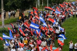 Người dân Nicaragua tham gia cuộc tuần hành vì an ninh và hòa bình tại Managua. (Nguồn: AFP/TTXVN)