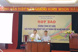 Ông Đàm Tiến Thắng (trái), Phó Giám đốc Sở Công thương Hà Nội, chủ trì họp báo. (Ảnh: Phương Anh/TTXVN)