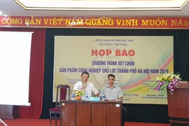 Ông Đàm Tiến Thắng (trái), Phó Giám đốc Sở Công thương Hà Nội, chủ trì họp báo. (Ảnh: Phương Anh/TTXVN)