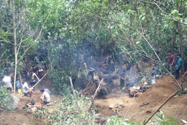 Khu vực núi đá (bãi Bưởi), huyện Lục Yên có hàng trăm người dân rầm rộ lên khai thác đá quý. (Ảnh: Tuấn Anh/TTXVN)