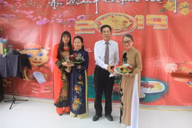 Đại diện cộng đồng người Việt Nam tại Angola tặng hoa Đại sứ Nguyễn Mạnh Cường và phu nhân. (Ảnh: Đình Lượng/TTXVN)