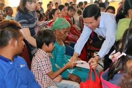 Trưởng ban Tuyên giáo Trung ương Võ Văn Thưởng tặng quà cho nhân dân hai xã Phan Lâm, Phan Sơn của huyện Bắc Bình. (Ảnh: Nguyễn Thanh/TTXVN)