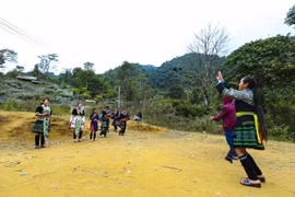 Nam nữ thanh niên ném Pao vui chơi trong ngày tết cổ truyền của đồng bào dân tộc Mông tại xã Phì Nhừ, huyện Điện Biên Đông. (Ảnh: Phan Tuấn Anh/TTXVN)