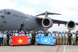Thượng tướng Nguyễn Chí Vịnh, Thứ trưởng Bộ Quốc phòng (giữa) chụp ảnh cùng các chiến sỹ Bệnh viện Dã chiến cấp 2 số 1 xuất phát đợt 2, trước khi lên máy bay sang Nam Sudan nhận nhiệm vụ gìn giữ hòa bình của Liên hợp quốc. (Ảnh: Xuân Khu/TTXVN)