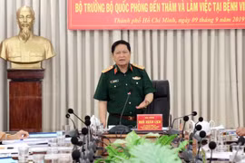 Bộ trưởng Bộ Quốc phòng Ngô Xuân Lịch phát biểu chỉ đạo tại buổi làm việc với lãnh đạo Bệnh viện Quân y 175. (Ảnh: Xuân Khu/TTXVN)