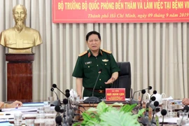 Bộ trưởng Bộ Quốc phòng Ngô Xuân Lịch phát biểu chỉ đạo tại buổi làm việc với lãnh đạo Bệnh viện Quân y 175. (Ảnh: Xuân Khu/TTXVN)