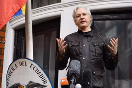 Nhà sáng lập Wikileaks Julian Assange phát biểu tại Đại sứ quán Ecuador ở London, Anh, ngày 19/5/2017. (Nguồn: AFP/ TTXVN)