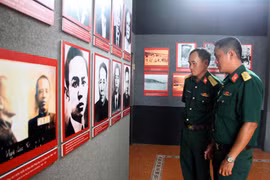 Đại biểu tham quan triển lãm. (Ảnh: Lê Thúy Hằng/TTXVN)