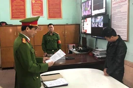 Đối tượng Mai Xuân Phúc, 31 tuổi, trú tại huyện Duy Xuyên, tỉnh Quảng Nam (áo đen). (Ảnh: Đinh Văn Nhiều/TTXVN)