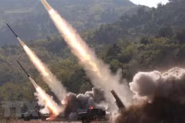 Các vật thể bay rời khỏi bệ phóng rocket trong cuộc diễn tập của các đơn vị phòng vệ Quân đội Nhân dân Triều Tiên ở phía Tây nước này, ngày 9/5/2019. (Ảnh: AFP/TTXVN)