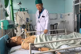 Bệnh nhân Nguyễn Minh Thắng đang được theo dõi, điều trị tại Bệnh viện đa khoa khu vực Định Quán. (Ảnh: Lê Xuân/TTXVN)