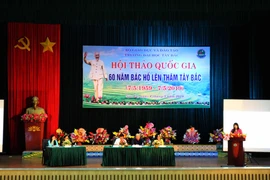 Các đại biểu cùng chia sẻ, trao đổi những nội dung khoa học, lịch sử, lý luận, thực tiễn liên quan đến sự kiện 60 năm Bác Hồ lên thăm Tây Bắc. (Ảnh: Diệp Anh/TTXVN)