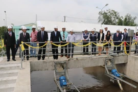 Các đại biểu tham quan khu vực xử lý nước thả của Nhà máy xử lý nước thải thành phố Long Xuyên. (Ảnh: Công Mạo/TTXVN)