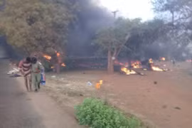 Hiện trường vụ nổ xe chở dầu tại khu vực Morogoro, Tanzania, ngày 10/8/2019. (Ảnh: THX/TTXVN)