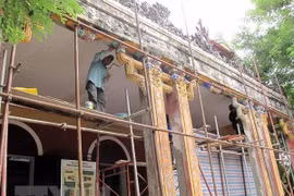 Trùng tu di tích Tam Tòa thuộc hệ thống di tích cố đô Huế. (Ảnh: Quốc Việt/TTXVN)