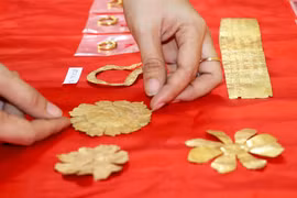 Bộ sưu tập hiện vật vàng thuộc nền văn hóa Óc Eo được lưu giữ tại Bảo tàng tỉnh Long An. (Ảnh: Bùi Giang/TTXVN)