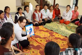 Nhân viên y tế tư vấn chăm sóc sức khỏe sinh sản cho phụ nữ miền núi. (Ảnh: Dương Ngọc/TTXVN)