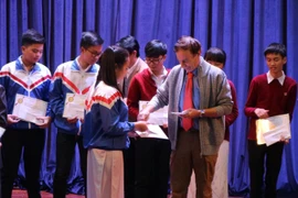 Giáo sư Odon Vallet trao học bổng cho các em học sinh tại thành phố Đà Lạt. (Ảnh: Nguyễn Dũng/TTXVN)