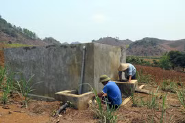 Bể chứa nước sinh hoạt của người dân tái định cư xã Mường Bằng không có nước vào mùa khô. (Ảnh: Hữu Quyết/TTXVN) 