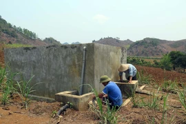 Bể chứa nước sinh hoạt của người dân tái định cư xã Mường Bằng không có nước vào mùa khô. (Ảnh: Hữu Quyết/TTXVN) 