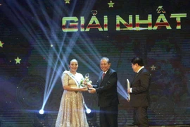 Phó Thủ tướng Thường trực Trương Hòa Bình trao giải Nhất cho thí sinh Rosario Ninih Chamini Bianis đến từ Malaysia. (Ảnh: Đức Hiếu/TTXVN)