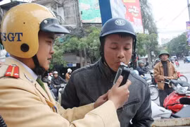 Cảnh sát giao thông kiểm tra nồng độ cồn với lái xe. (Nguồn: TTXVN)