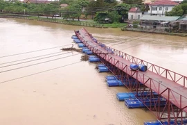 Cầu phao dân sinh nối từ xã Xuân Thủy qua xã Mỹ Thủy (huyện Lệ Thủy, tỉnh Quảng Bình) đã bị mưa lũ cuốn trôi. (Ảnh: Võ Dung/TTXVN)