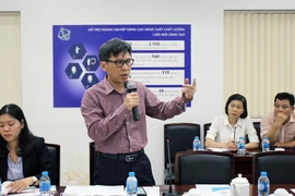 Giám đốc Sở Khoa học và Công nghệ Thành phồ Hồ Chí Minh Nguyễn Việt Dũng trao đổi các nội dung định hướng xây dựng Trung tâm. (Ảnh: Tiến Lực/TTXVN)