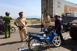 Hiện trường vụ tai nạn đang được ngành chức năng xử lý. (Ảnh: Công Thử/TTXVN)