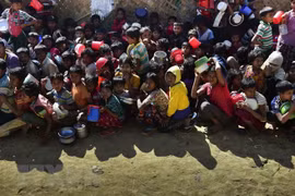 Người tị nạn Rohingya chờ đợi lương thực cứu trợ tại trại tị nạn Thankhali. (Ảnh: AFP/TTXVN)