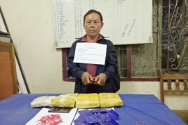 Đối tượng Thạo Tông Ly Va cùng tang vật vụ án. (Ảnh: Trịnh Duy Hưng/TTXVN)