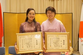 Phó giáo sư, tiến sỹ Ngô Minh Thủy và bà Katsu Megumi (Đại diện công ty MORE Production Việt Nam) - một phụ nữ Nhật Bản cùng được trao tặng Bằng khen của Bộ trưởng Ngoại giao Nhật Bản năm 2019. (Nguồn: Vietnam+)