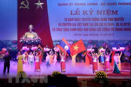 Chương trình nghệ thuật chào mừng lễ kỷ niệm 70 năm Quân tình nguyện và chuyên gia Việt Nam tại Lào. (Ảnh: Dương Giang/TTXVN)