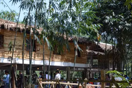 Homestay được thiết kế là nhà sàn 2 tầng có sức chứa khoảng 30 khách với các giường và rèm riêng biệt. (Ảnh: Quốc Dũng/TTXVN)
