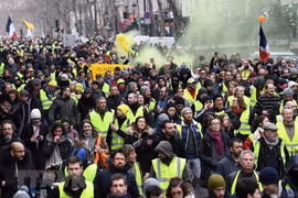Người biểu tình Áo vàng tuần hành ở thủ đô Paris. (Ảnh: AFP/TTXVN)