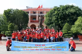 Các trại sinh chụp ảnh trước Bến Nhà Rồng. (Ảnh: Xuân Khu/TTXVN)