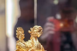 Hiện vật được trưng bày tại triển lãm. (Ảnh: Thanh Tùng/TTXVN)