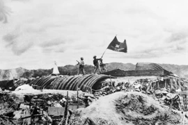 Chiều 7/5/1954, lá cờ "Quyết chiến - Quyết thắng" của quân đội ta tung bay trên nóc hầm tướng De Castries. (Ảnh: TTXVN)