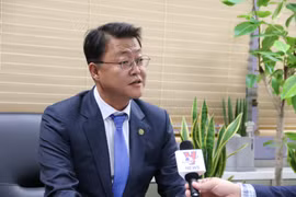 Ông Joo Hyung Chul - Chủ tịch Ủy ban Chính sách hướng Nam Mới của Hàn Quốc trả lời phòng vấn. (Ảnh: Hữu Tuyên/TTXVN)