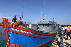 Tàu cá QNg 90499TS gặp nạn trên vùng biển Hoàng Sa vào đất liền an toàn. (Ảnh: Trần Tĩnh/TTXVN)