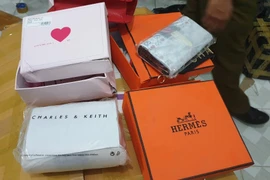 Số hàng hóa nghi giả nhãn hiệu nổi tiếng bị phát hiện. (Ảnh: Nguyễn Văn Việt/TTXVN)